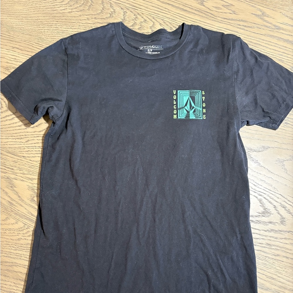 Volcom & Quiksilver shirts bundle. 2 shirts, both size small!